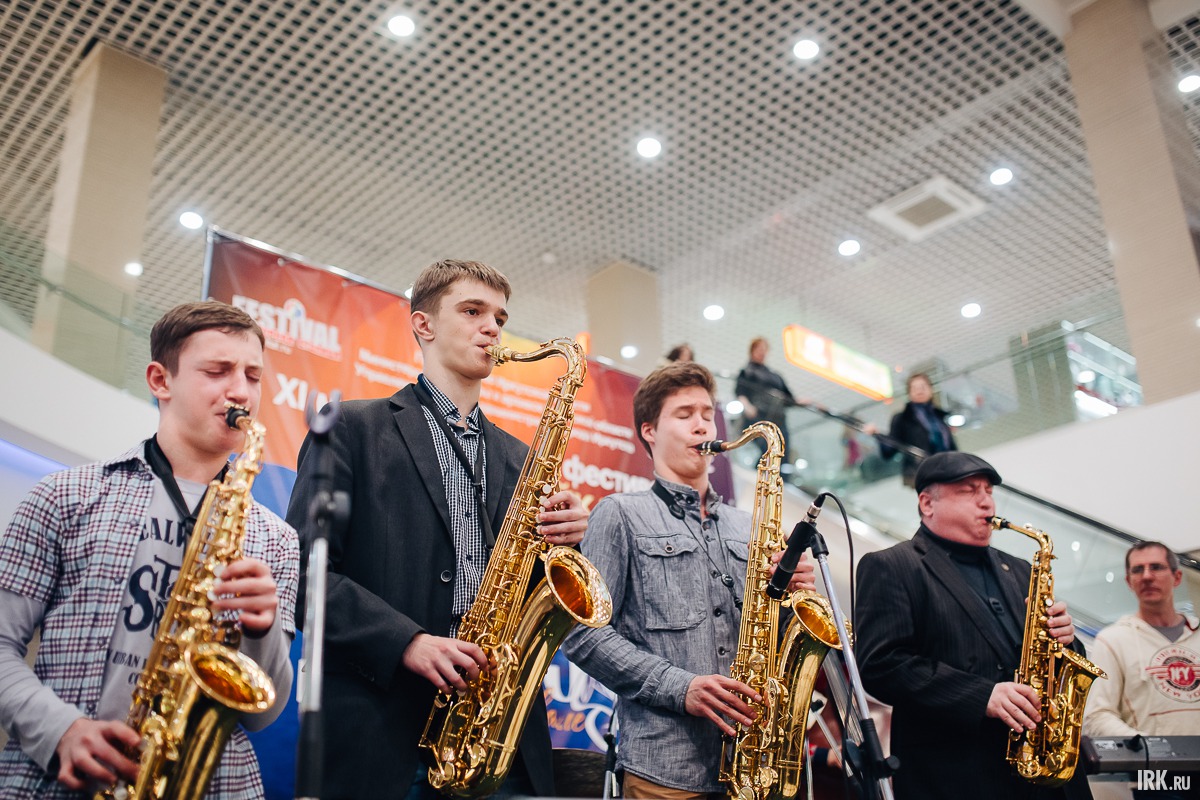 На сцене вместе с молодыми иркутскими музыкантами выступил известный саксофонист Роберт Анчиполовский (справа).