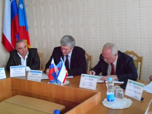 На подписании соглашения. Фото пресс-службы Алуштинского городского совета