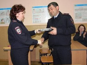 Награждение победителя. Фото пресс-службы ГУ МВД Росии по Иркутской области