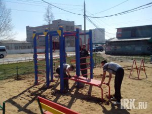Монтаж оборудования на детской площадке. Фото IRK.ru