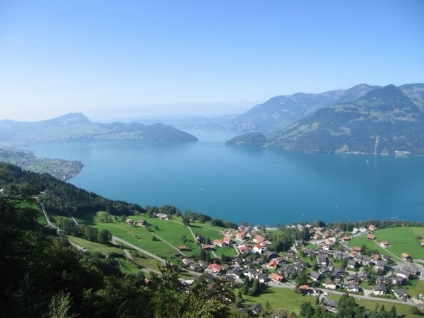 Озеро в Швейцарии. Фото с сайта www.tonkosti.ru