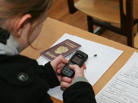 Использование телефона на экзамене. Фото с сайта kp.ru