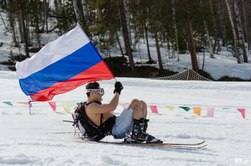 Вслед за ними начали спускаться основные участники мероприятия.