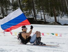 Вслед за ними начали спускаться основные участники мероприятия.