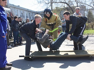 Мастер-класс пожарных. Фото с сайта www.38.mchs.gov.ru