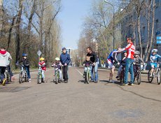 Первыми на старт вышли дети. Им предстояло предолеть дистанцию в 100 метров