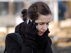 Девушка с телефоном. Фото с сайта www.tusurhelp.com