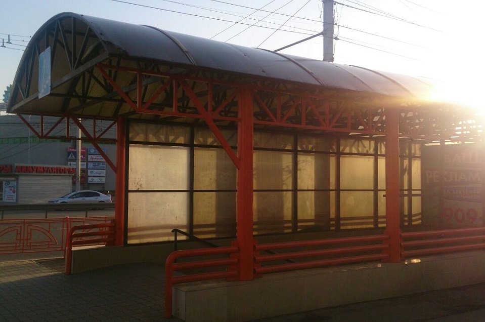 Микрорайон Байкальский, ветром вырвало листы поликарбоната. Фото Алины Вовчек