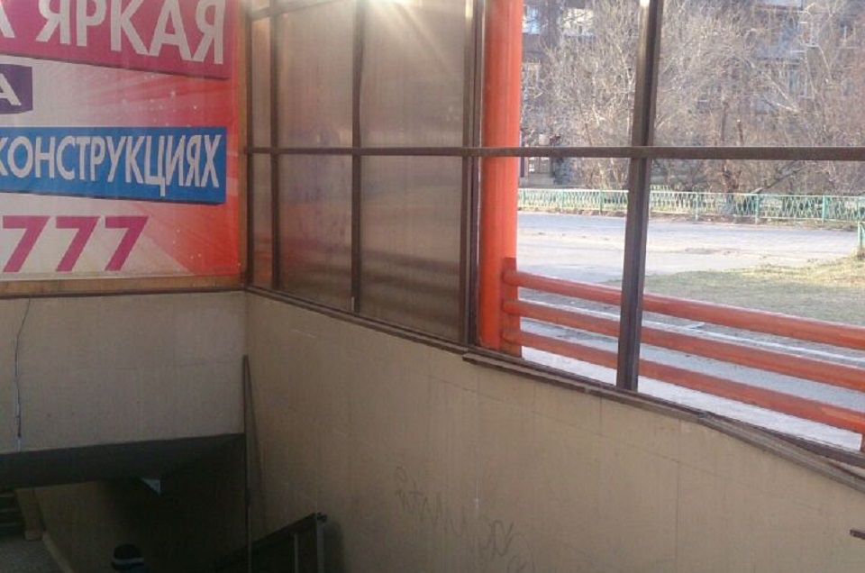 Микрорайон Байкальский, ветром вырвало листы поликарбоната. Фото Алины Вовчек