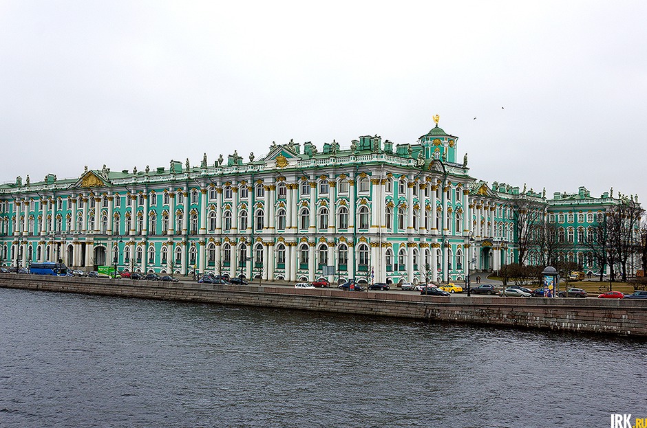 Эрмитаж со стороны Дворцового моста