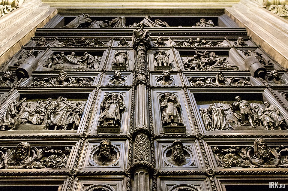 Двери собора, каждый лик на них уникален