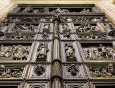 Двери собора, каждый лик на них уникален