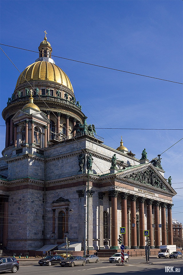 Третья колонна с «шрамом» от попавшего в годы войны снаряда