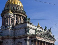 Третья колонна с «шрамом» от попавшего в годы войны снаряда