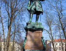 Памятник Петру Первому в одноименном парке