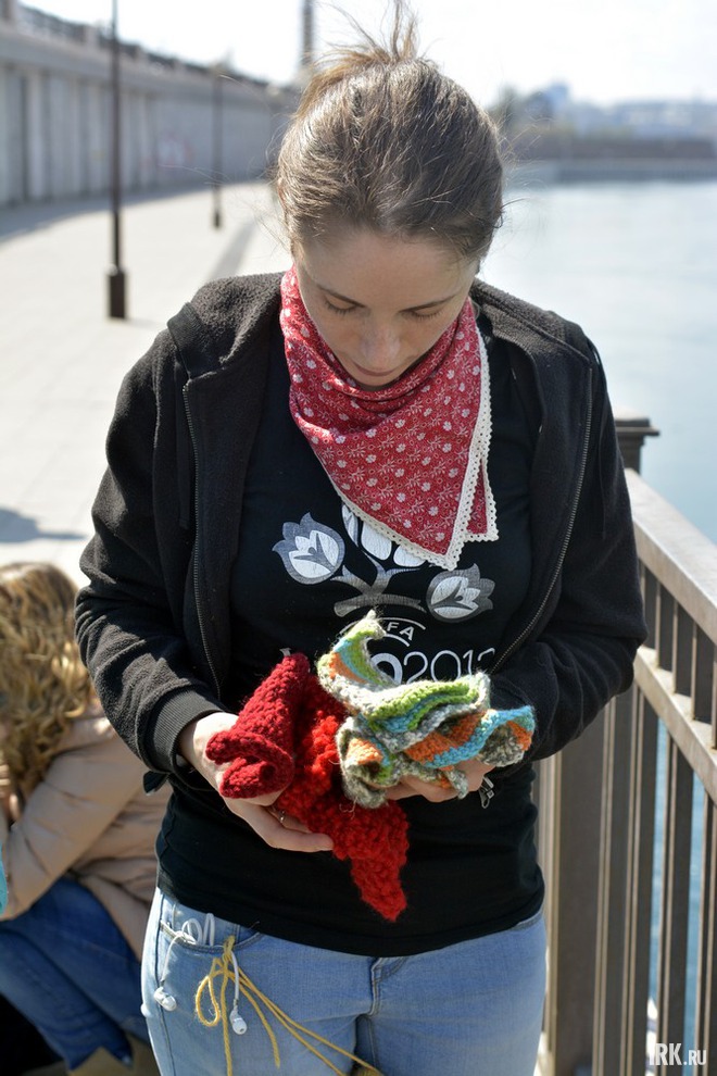 На нижней набережной иркутские мастерицы решили украсить перила и фонарный столб самодельными квадратиками из пряжи. Urban knitting — одно из направлений стрит-арта