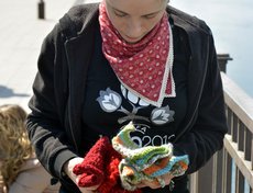 На нижней набережной иркутские мастерицы решили украсить перила и фонарный столб самодельными квадратиками из пряжи. Urban knitting — одно из направлений стрит-арта