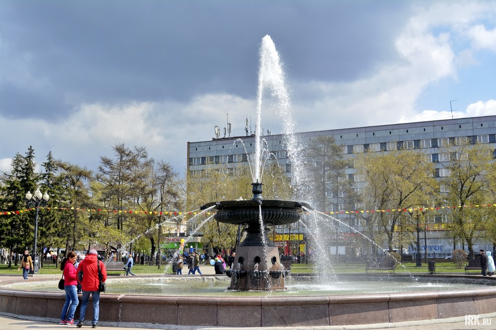 А в сквере Кирова уже включили фонтан