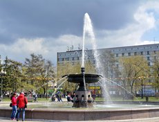 А в сквере Кирова уже включили фонтан