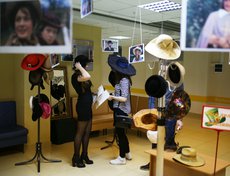 На одном из этажей работала шляпная примерочная.