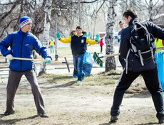 Убраться на улицах города вышли 50 тысяч горожан.