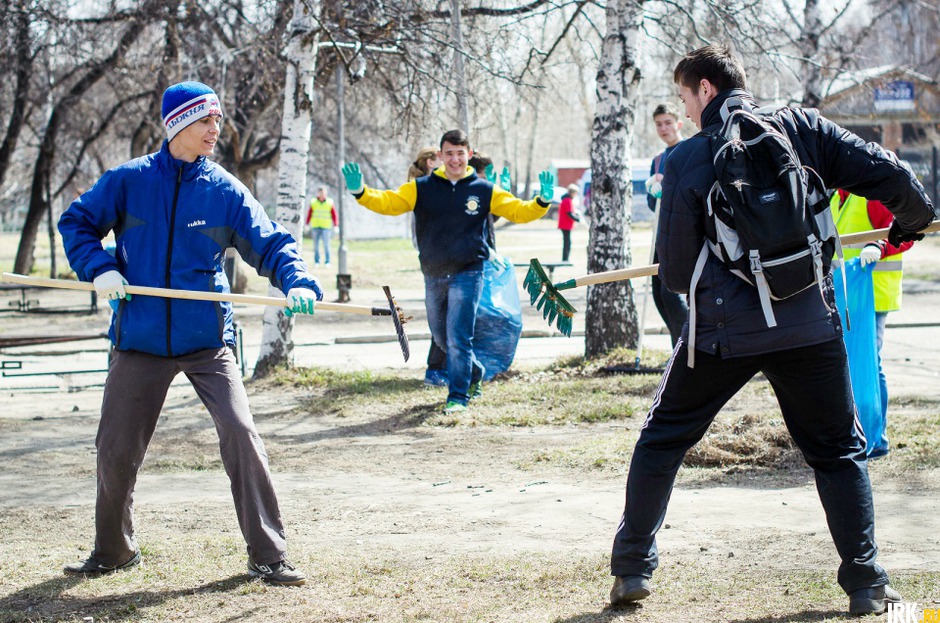 Убраться на улицах города вышли 50 тысяч горожан.