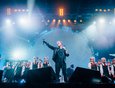 Под занавес спеть вместе с музыкантами песню «Another Brick In The Wall» вышел иркутский детский хор