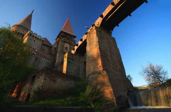 Замок Коррвина. Фото с сайта www.tonkosti.ru