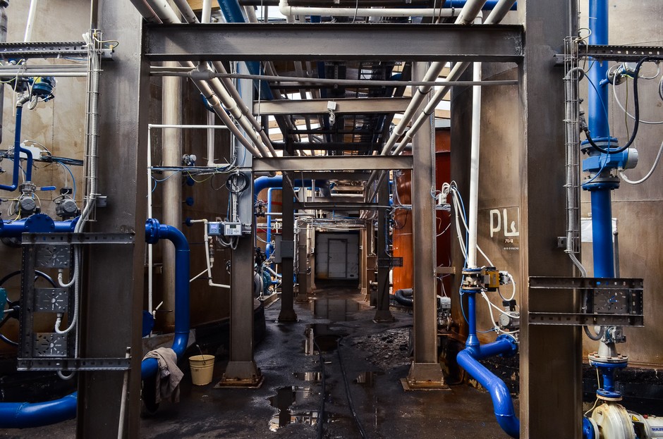 Благодаря глубокой очистке исходного рассола удается в 50-70 раз снизить содержание посторонних компонентов