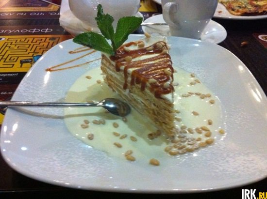 Медовый торт в кофе-баре «Разгулофф». Фото Лизы Сироповой