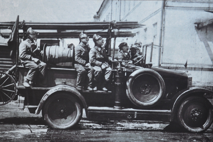 Пожарный автомобиль на шасси АМО-Ф15 на тренировках боевого расчета