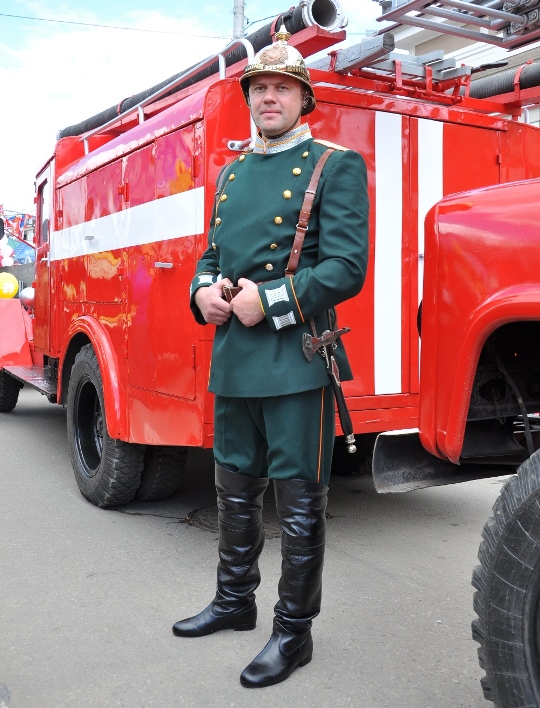 Сотрудник МЧС в обмундировании брандмайора на карнавале 2014 года — тогда исполнилось ровно 200 лет образования пожарной службы в Иркутске