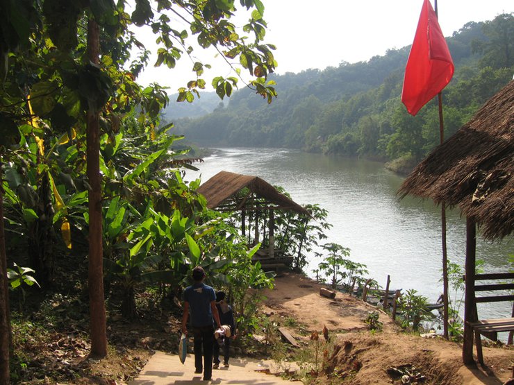 У реки, Лаос. Фото с сайта www.tonkosti.ru