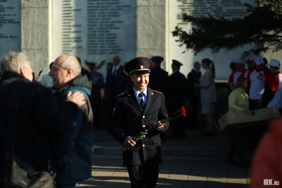 Акция началась в 18:00 с митинга и возложения гирлянды и цветов к мемориалу «Вечный огонь».