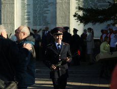 Акция началась в 18:00 с митинга и возложения гирлянды и цветов к мемориалу «Вечный огонь».