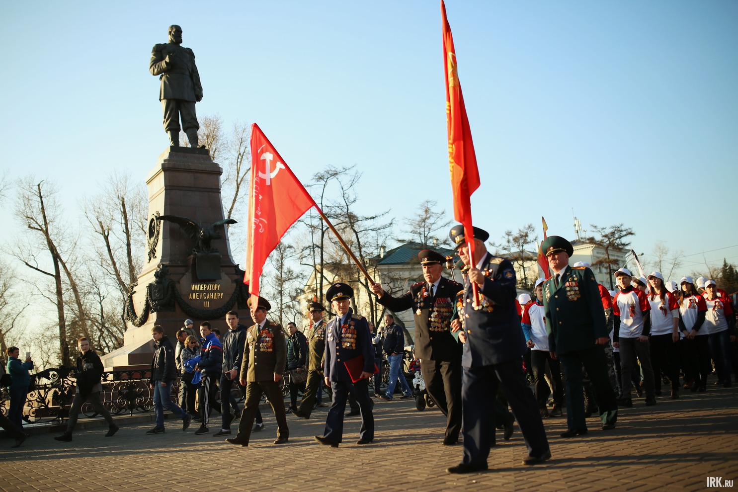 Движение колонны завершилось около памятника Александру Третьему.