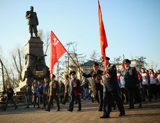 Движение колонны завершилось около памятника Александру Третьему.