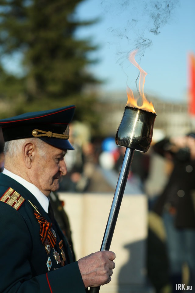 Факелоносцы пронесли «Пламя Победы» от мемориала «Вечный огонь», мимо сквера имени Кирова, по улицам Ленина и Карла Маркса.