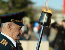 Факелоносцы пронесли «Пламя Победы» от мемориала «Вечный огонь», мимо сквера имени Кирова, по улицам Ленина и Карла Маркса.