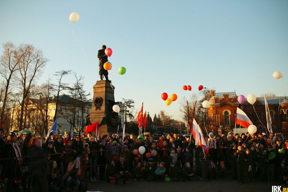 Во время концерта участники акции запустили в небо 200 шаров в память о 200 тысячах иркутян, ушедших на фронт.