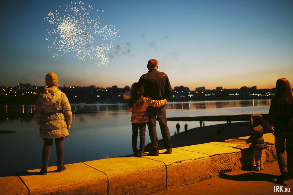 Завершилась акция фейерверком.