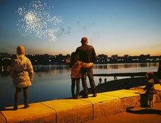 Завершилась акция фейерверком.