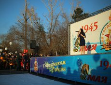 На набережной зрителей ждал концерт с участием ветеранов Афганистана, студенческих творческих коллективов, молодежных и общественных организаций.