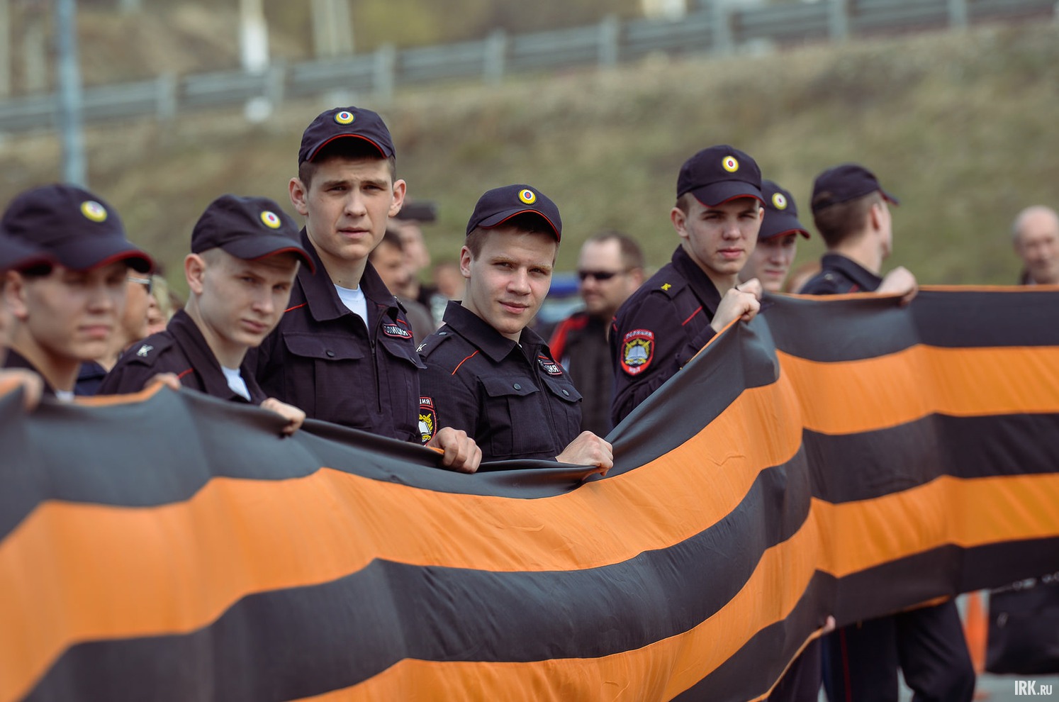 В рамках мероприятия вынесли 50-метровую георгиевскую ленту.