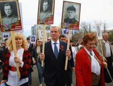 Сергей Левченко с супругой прошел в колонне «Бессмертного полка». Фото пресс-службы правительства региона