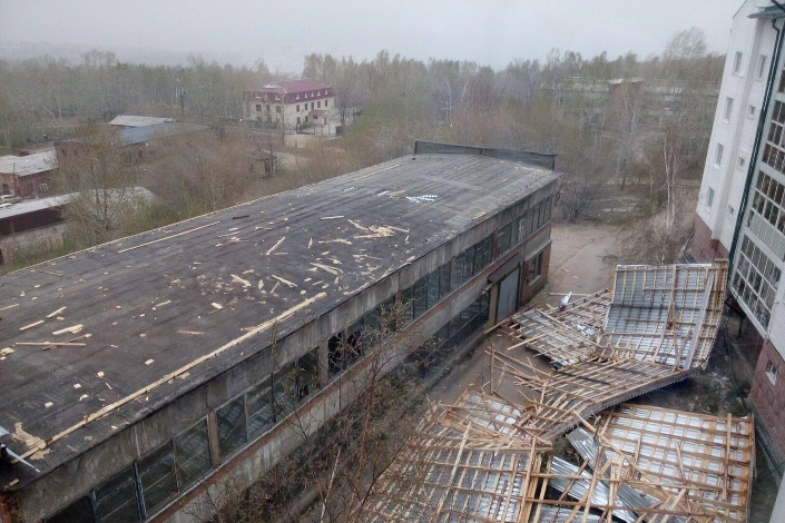 В Ершах сдуло крышу, 9 мая 2016 года. Фото из группы «Подслушано Иркутск»