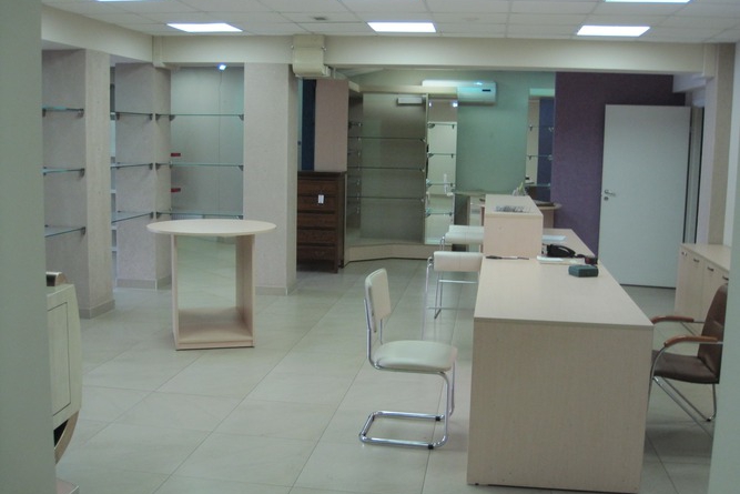 Торговое помещение на улице Александра Невского: 265 кв.м., 140 000 рублей в месяц.