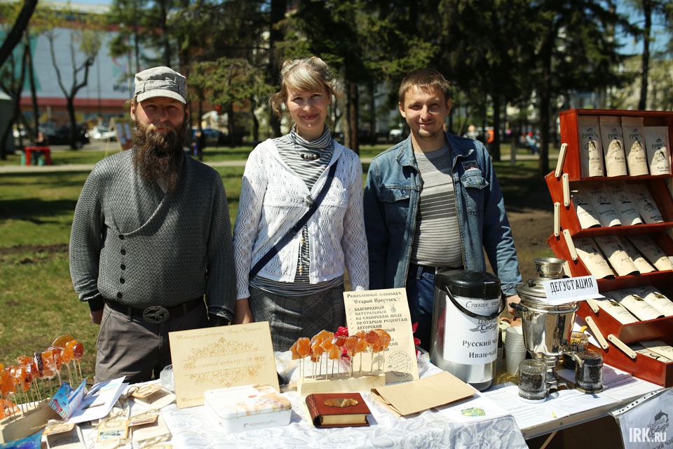«СладоТеремЪ» — традиционные сладости для здоровья и радости. Расположились в сквере Кирова.