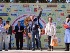 Победители фестиваля — авторы скульптуры «От мира к миру».