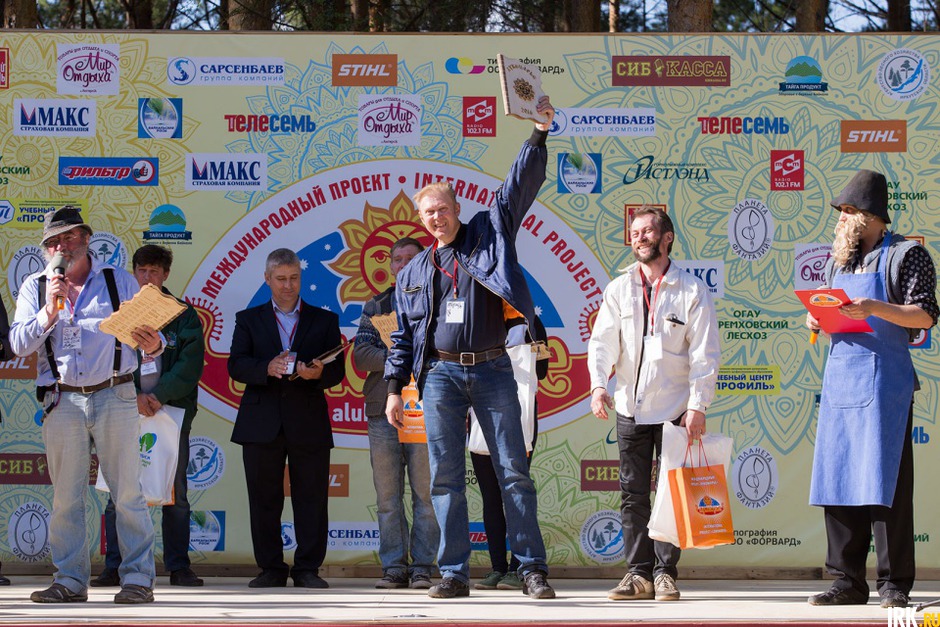 Победители фестиваля — авторы скульптуры «От мира к миру».